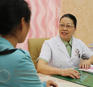 李作梅在给患者检查病情